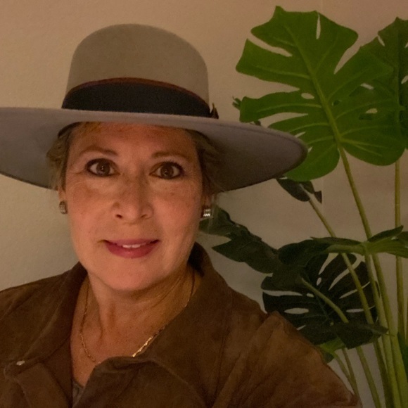 POSHMARK AMBASSADOR GREAT LOW PRICES 🙋🏻🤗 - Picture 2 of 4